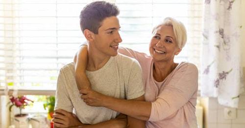 A student talking to his parent about switching to online school.